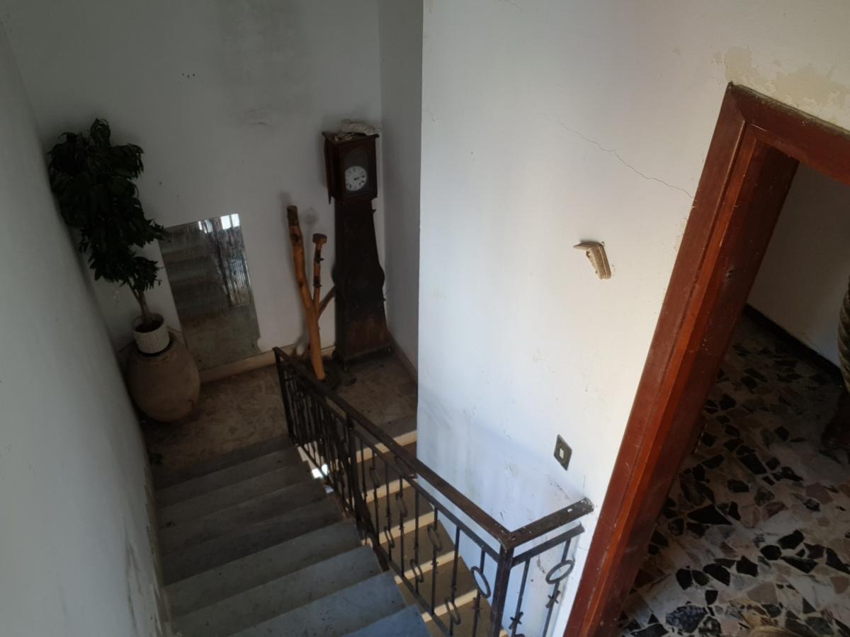 Landing with pendulum clock